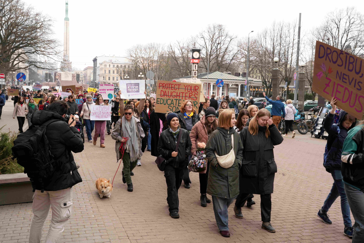 Sieviešu solidaritātes gājienā Rīgā piedalījās ap 200 cilvēkiem