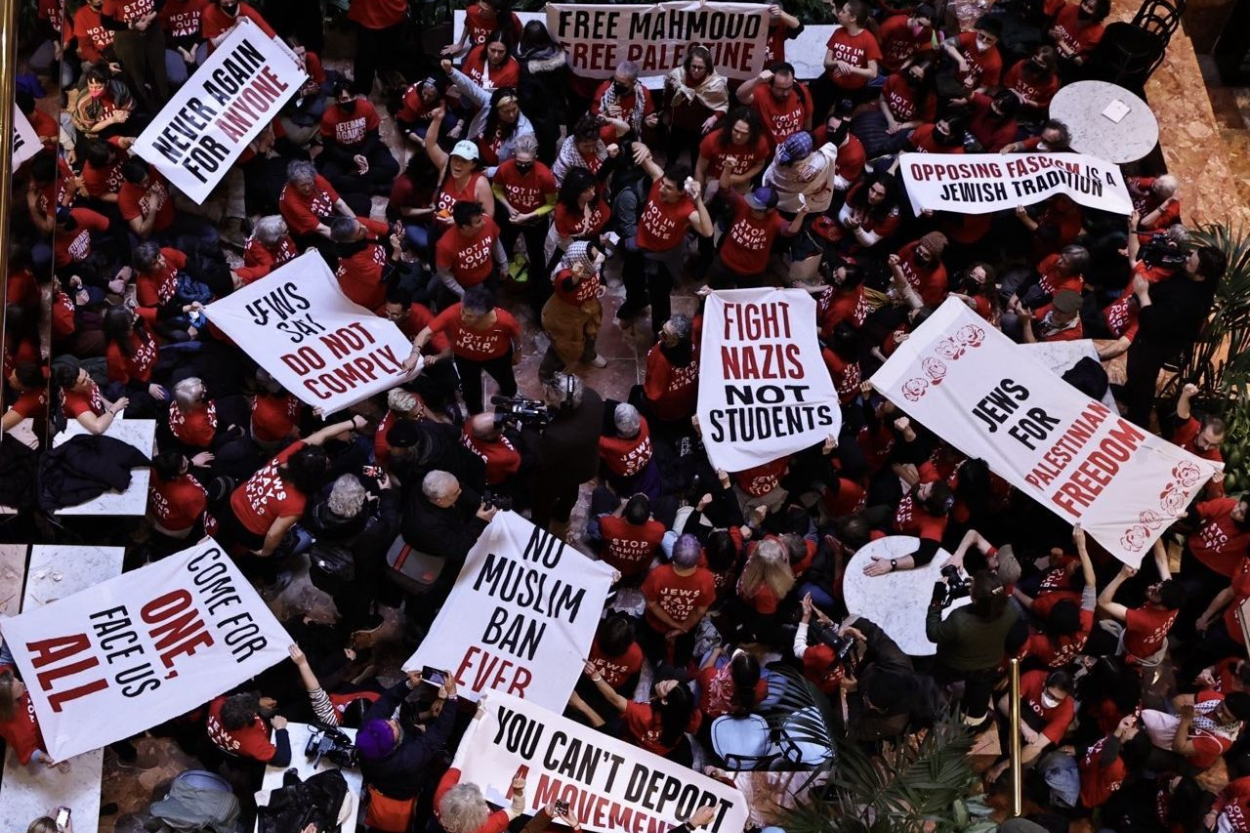 Trampa tornī Ņujorkā sarīkota palestīniešu atbalstītāju demonstrācija