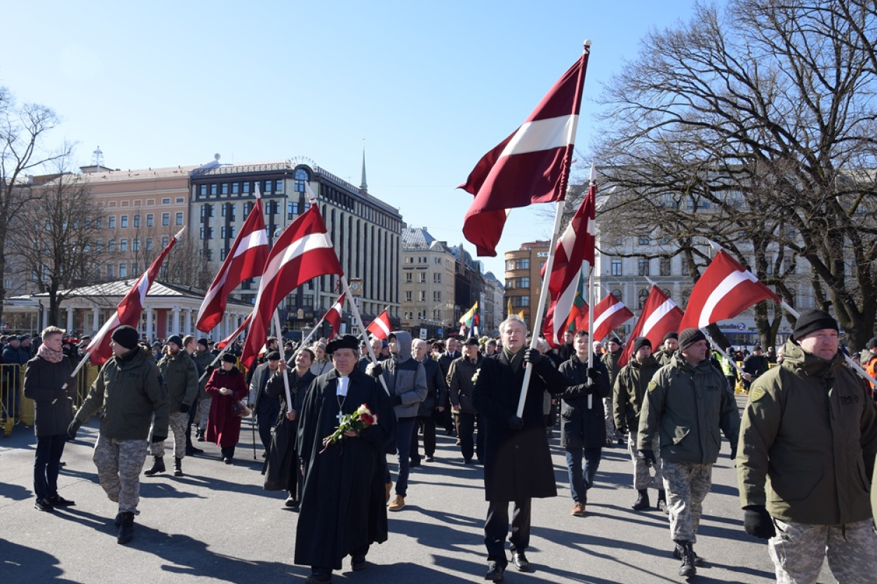 Rīgā simtiem cilvēku pieminējuši karā kritušos latviešu leģionārus