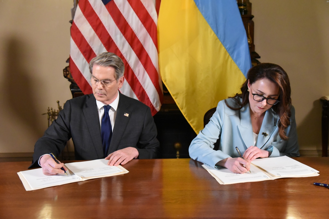 ASV un Ukraina paraksta vienošanos par derīgajiem izrakteņiem