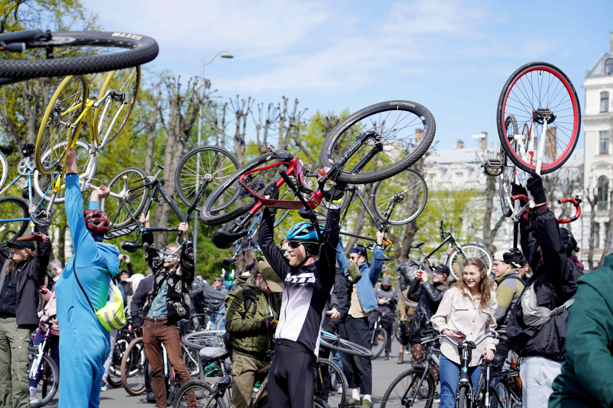 "Kritiskās masas" velobrauciens notiek bez starpgadījumiem