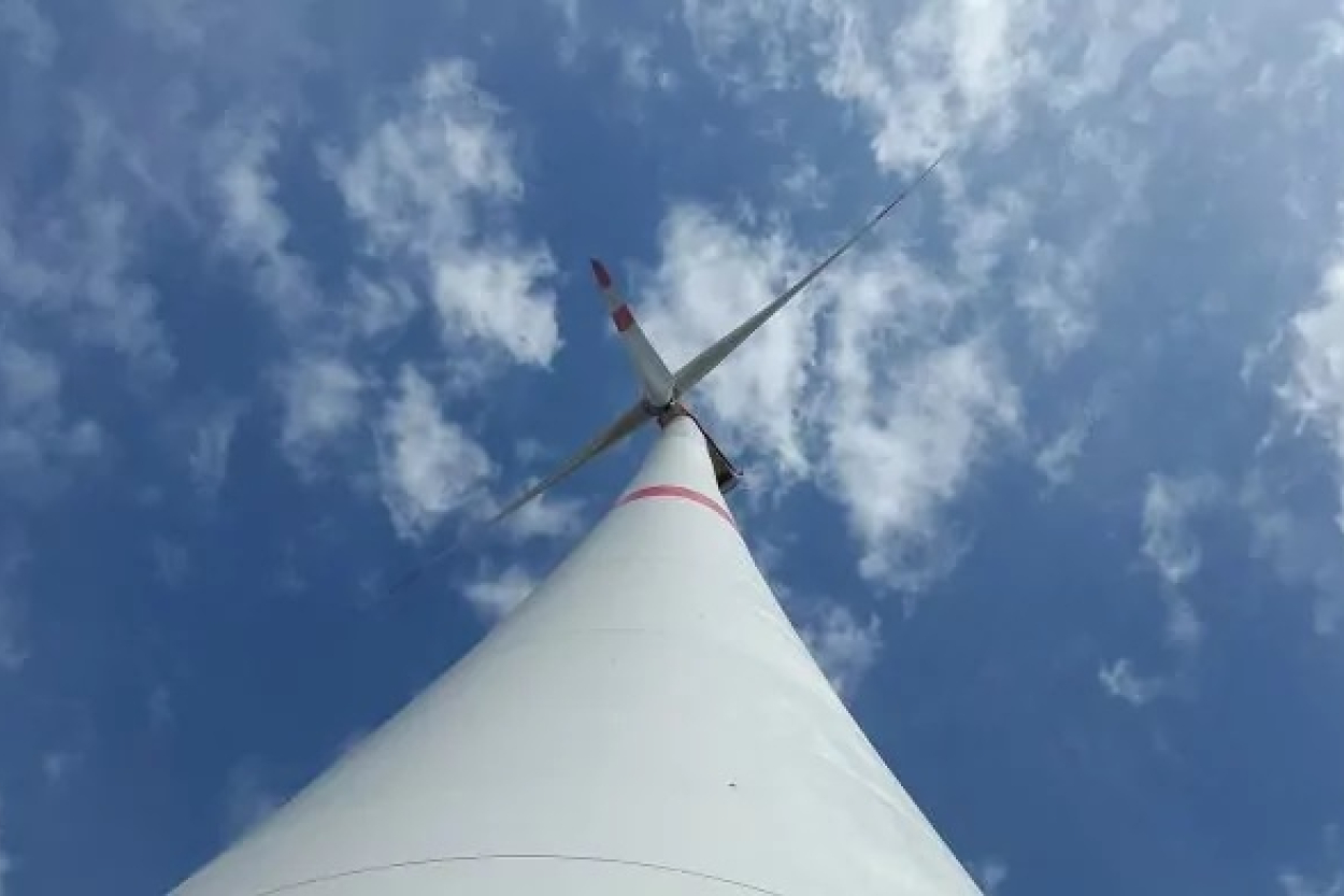 Rumbulā ražo betona balstus vēja turbīnām (+VIDEO)