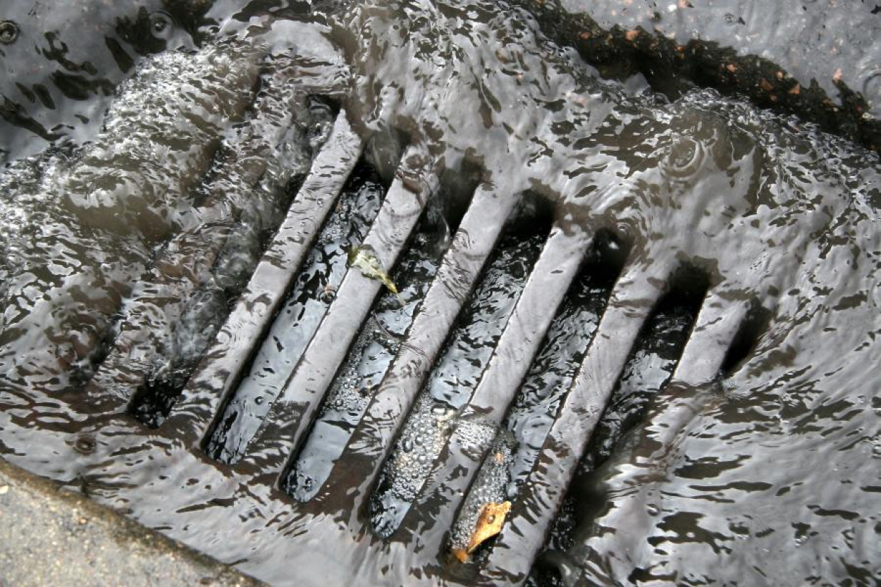 Rīgā nesen atklātajā Skanstes parkā grimst kanalizācija