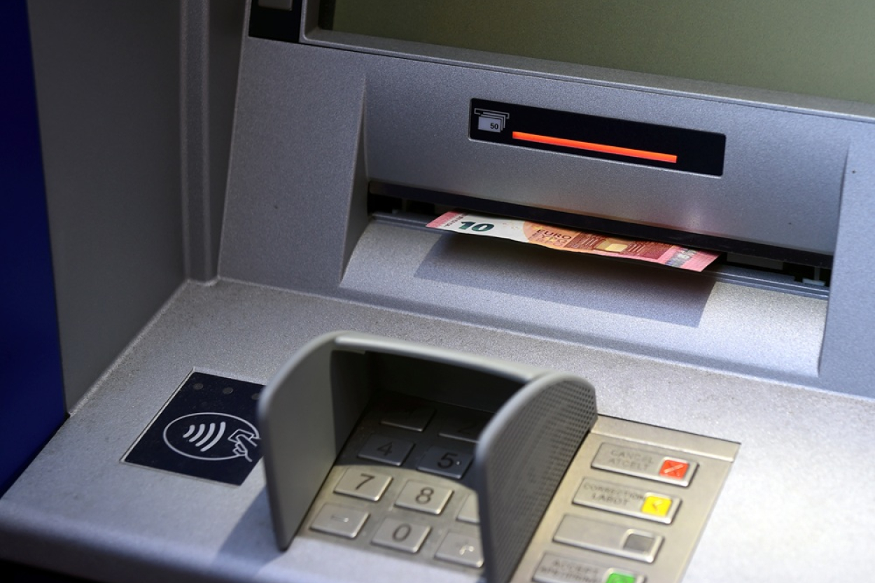 Latvijā ir noteikti gandrīz 100 kritiskie bankomāti