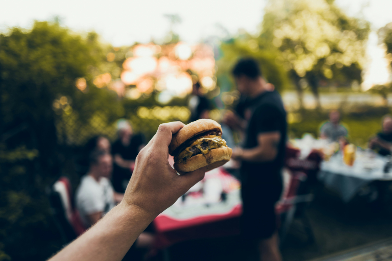 Valodnieki vienojas par to, kā saukt «smašburgerus»