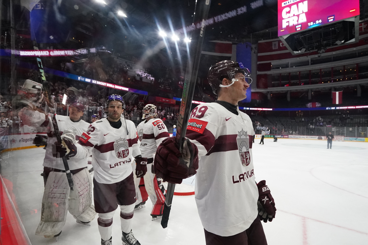 Latvijas hokejisti pasaules čempionātā tiksies ar Zviedrijas izlasi