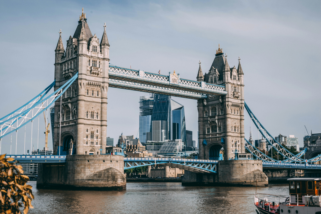 Tūkstošiem britu ierēdņu atstās Londonu, valdībai samazinot izdevumus