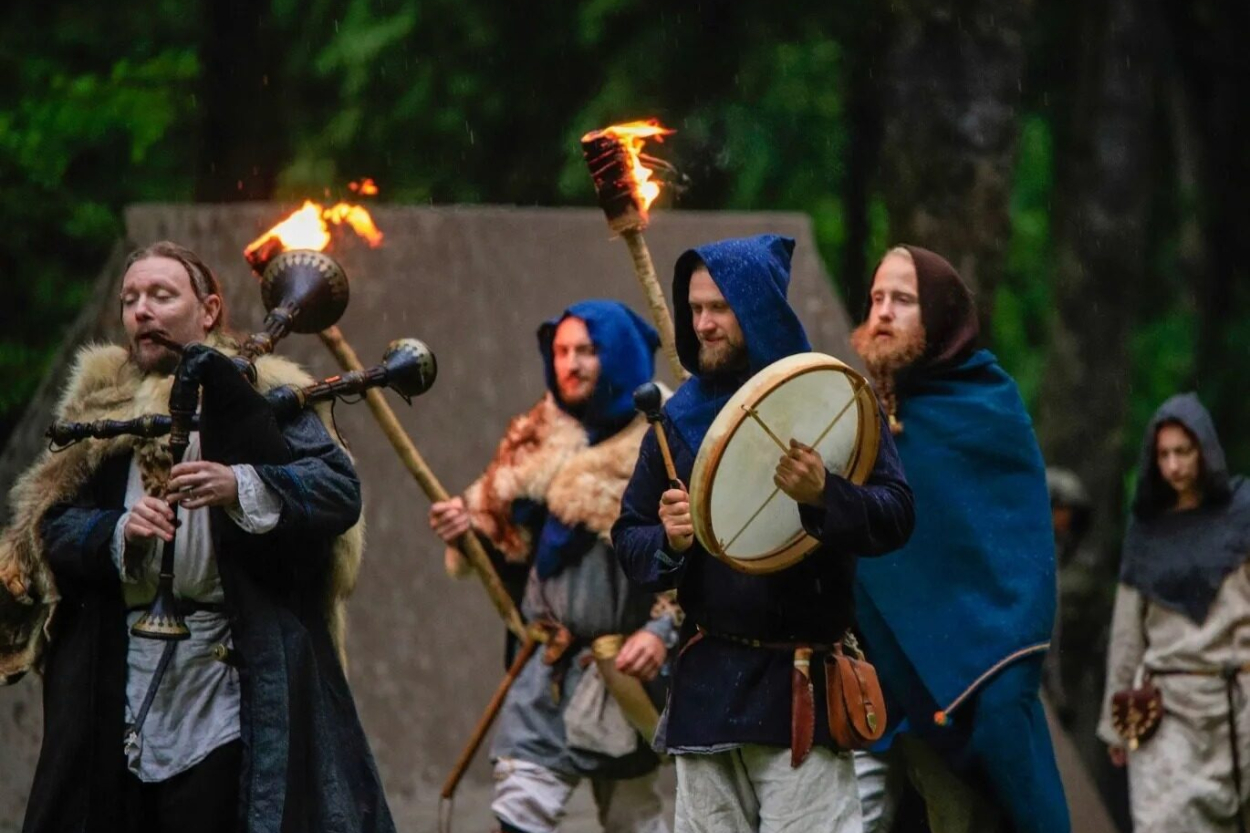 Bauskas pilskalnā notiks smagās mūzikas un dzīvās vēstures festivāls (+VIDEO)