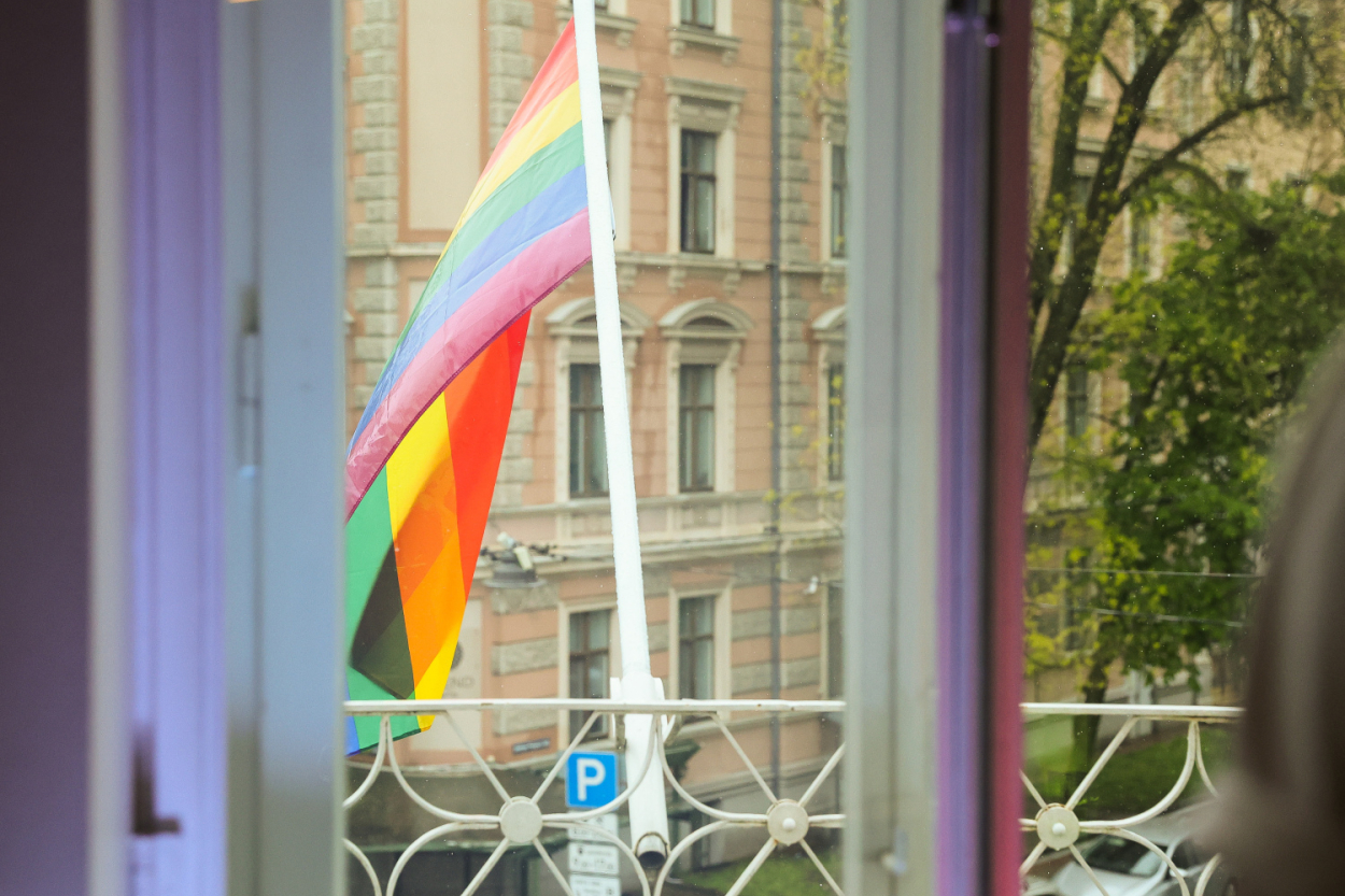 Šodien Lielbritānijas vēstniecība Rīgā izkar LGBT varavīksnes karogu (+VIDEO)