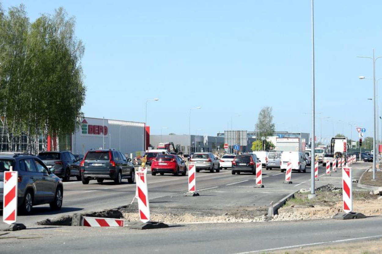 Būvdarbi notiek 62 valsts ceļu posmos
