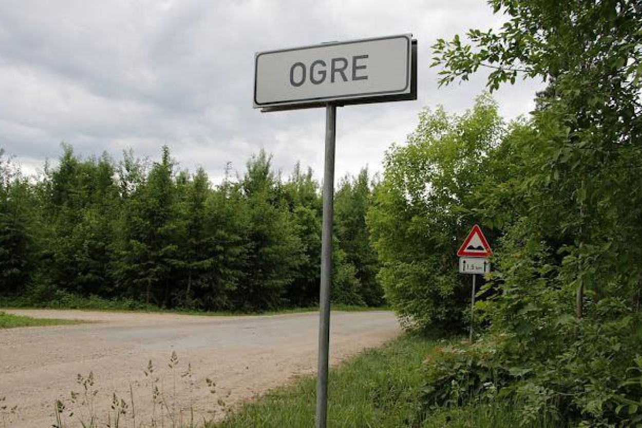 Paaugstinātā ūdens līmeņa dēļ pārrauts pontonu tilts pār Ogres upi