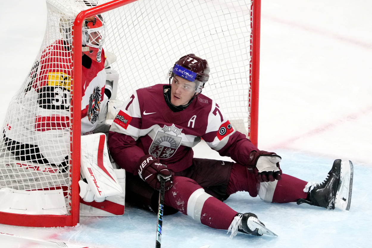 Latvijas hokejisti zaudē Austrijai un neiekļūst PČ ceturtdaļfinālā