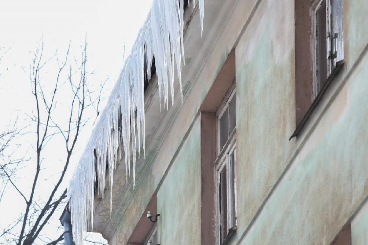Jūrmalas pašvaldība noteikts pienākumu tīrīt sniegu un lāstekas no ēku jumtiem