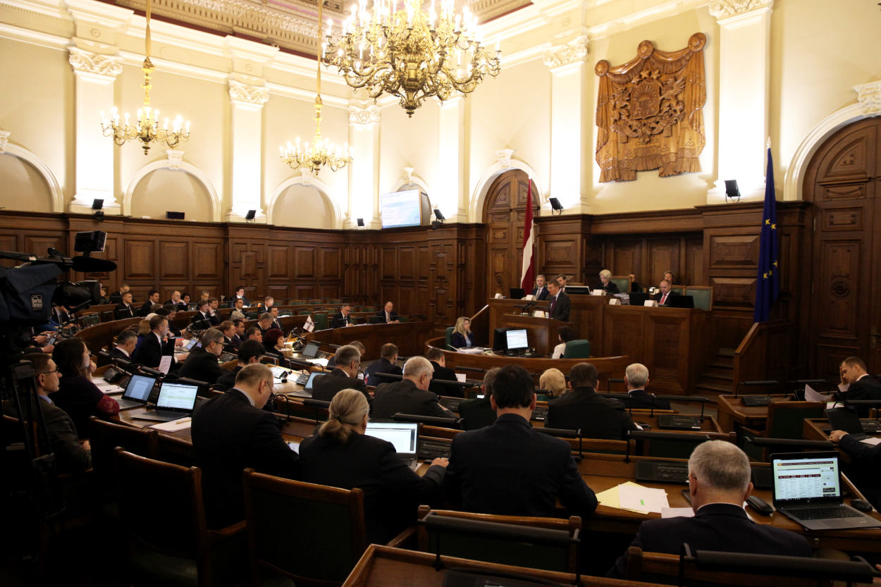 Plāno nostiprināt deputātu pienākumu saziņā lietot valsts valodu