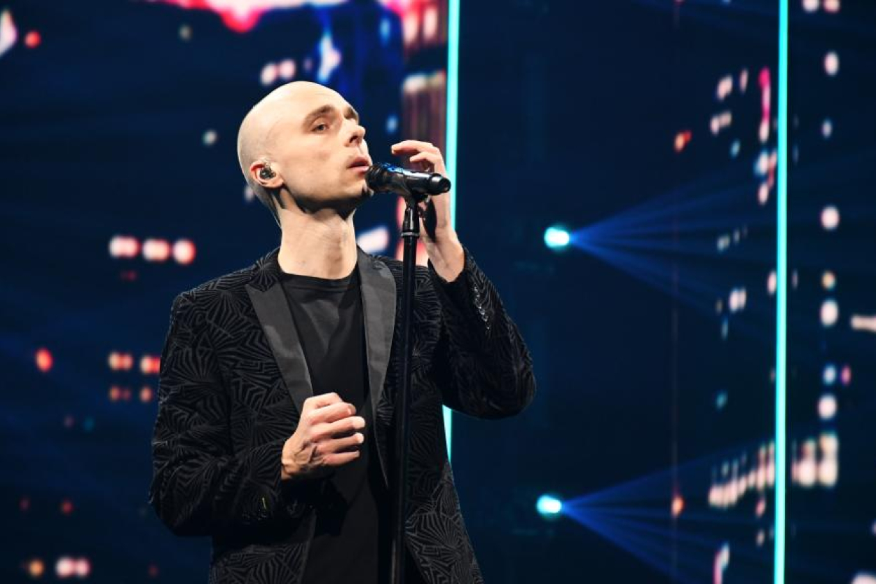 Dons tiesājas ar vairāku viņa dziesmu autoru Ansonu