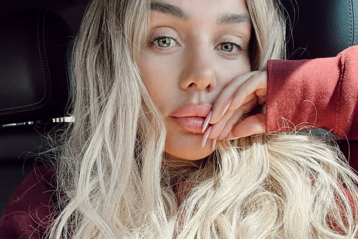 Anna Sedokova pārtrauc sērot un kļūst par blondīni