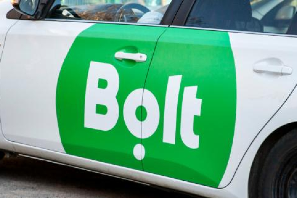 "Bolt" šoferis pēc piedraudēšanas ar pistoli pasažierim tiek bloķēts platformā