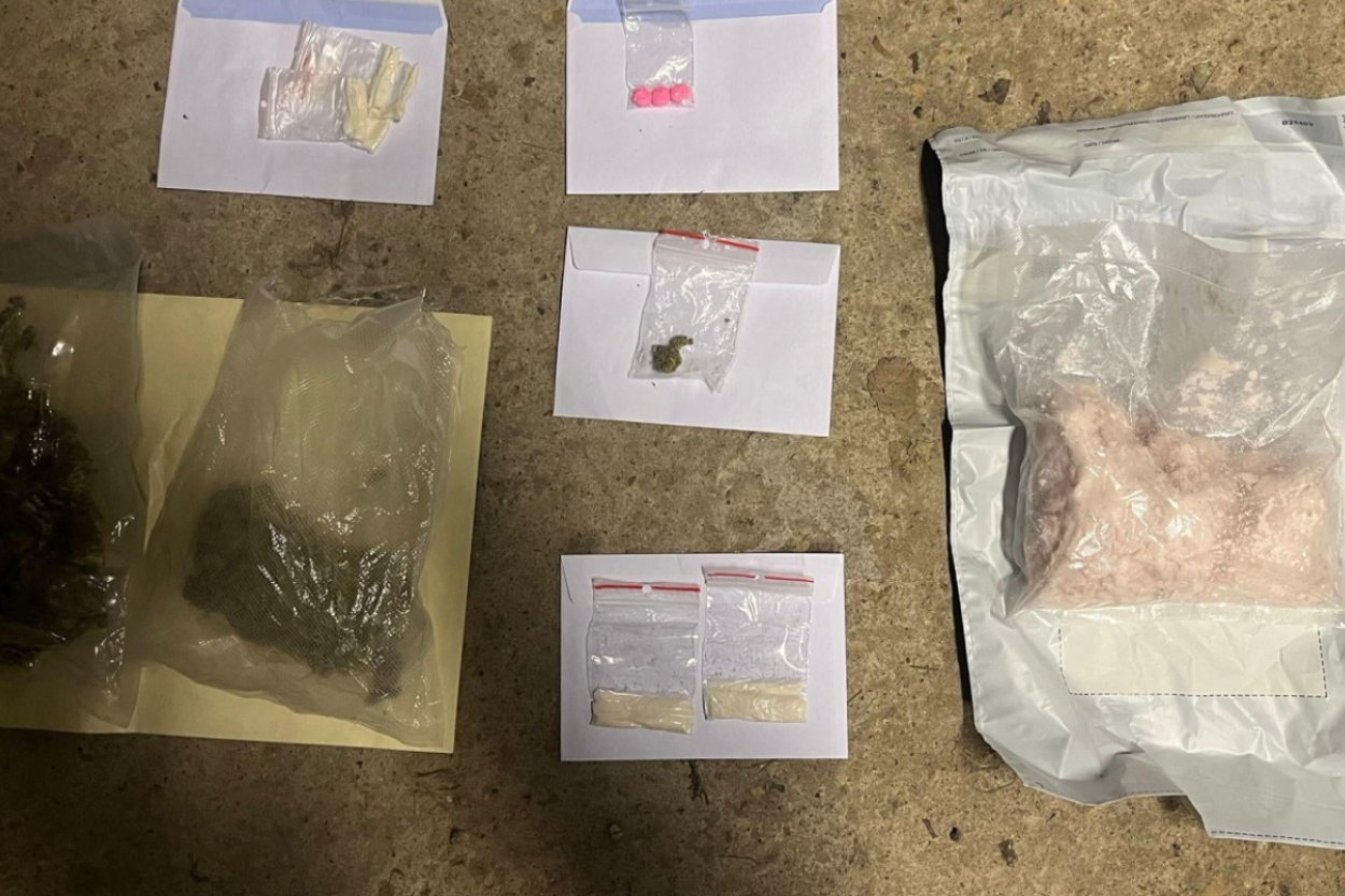 Policija Līvānos izņem dažādas narkotiskās vielas; aizturētas divas personas