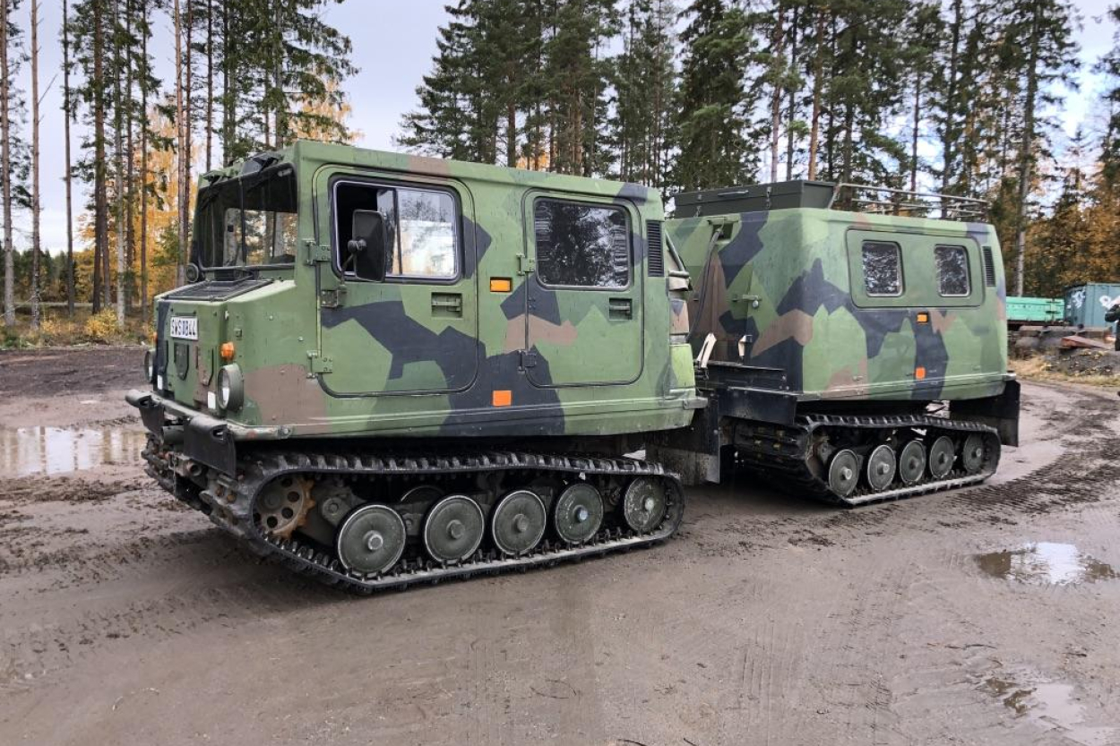 Militārās tehnikas avārijā uz autoceļa Dobeles pusē cietis zemessargs