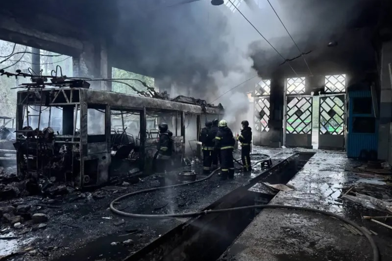 Krievijas droni uzbrūk trolejbusu parkam Harkivā