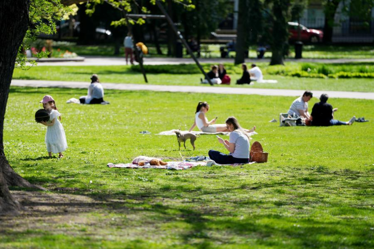 Piektdien uzspīdēs saule, valsts austrumos īslaicīgi līs