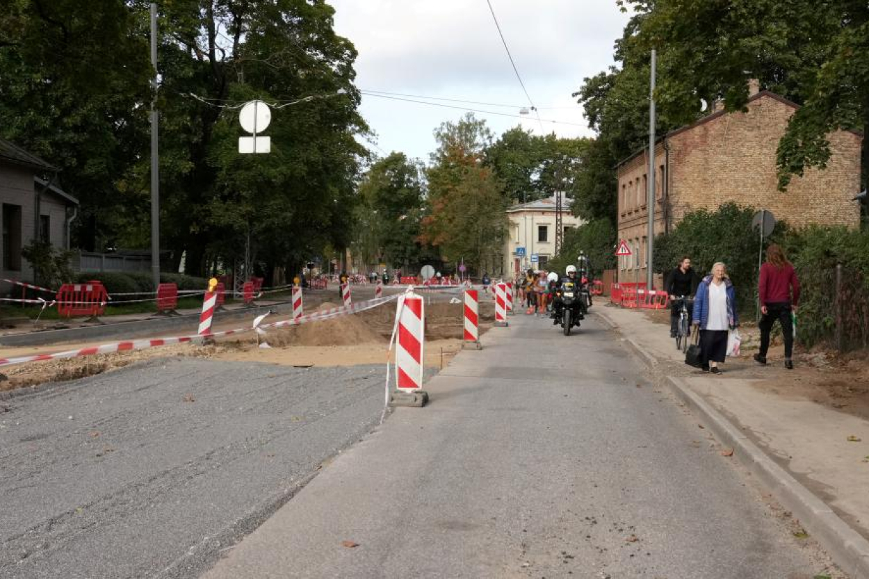 Rīgā atjauno asfaltu 17 ielām