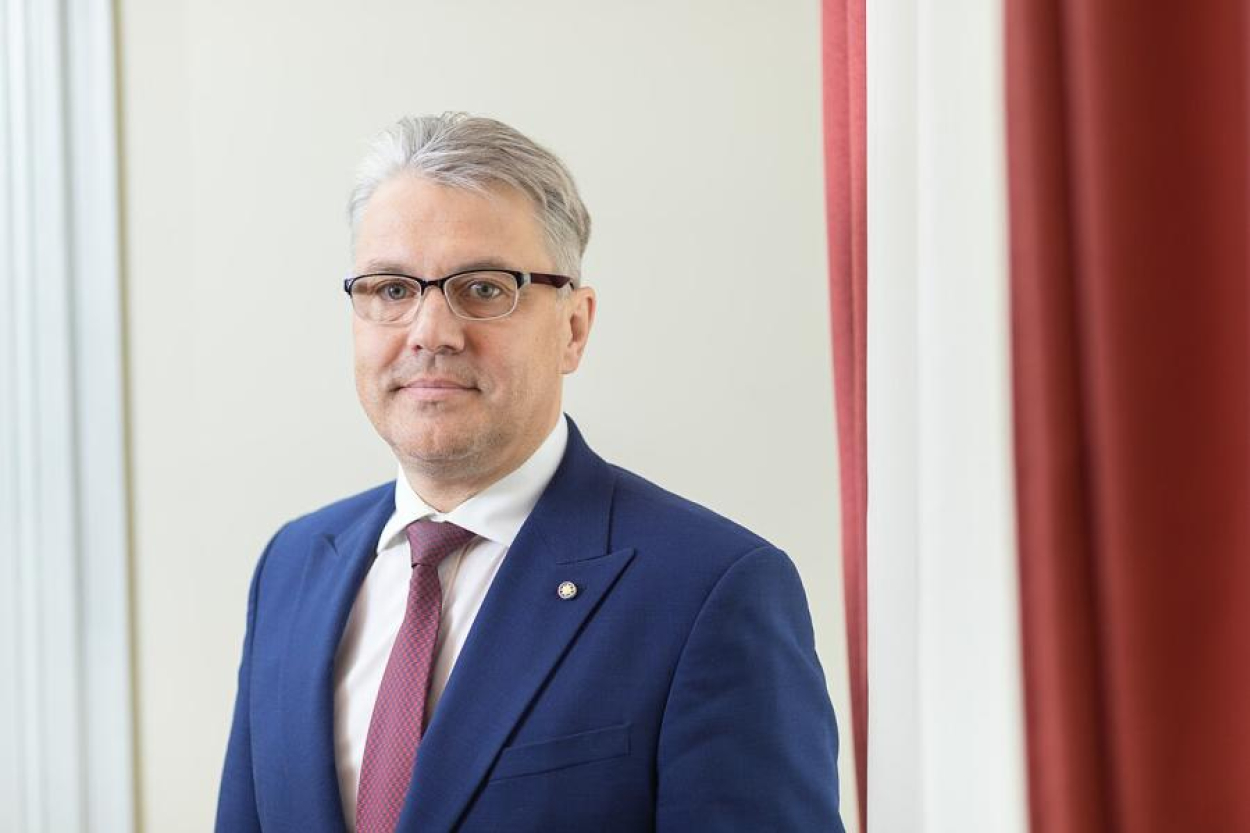 Saeimas frakcijas sākušas parakstu vākšanu par tiesībsarga atbrīvošanu no amata