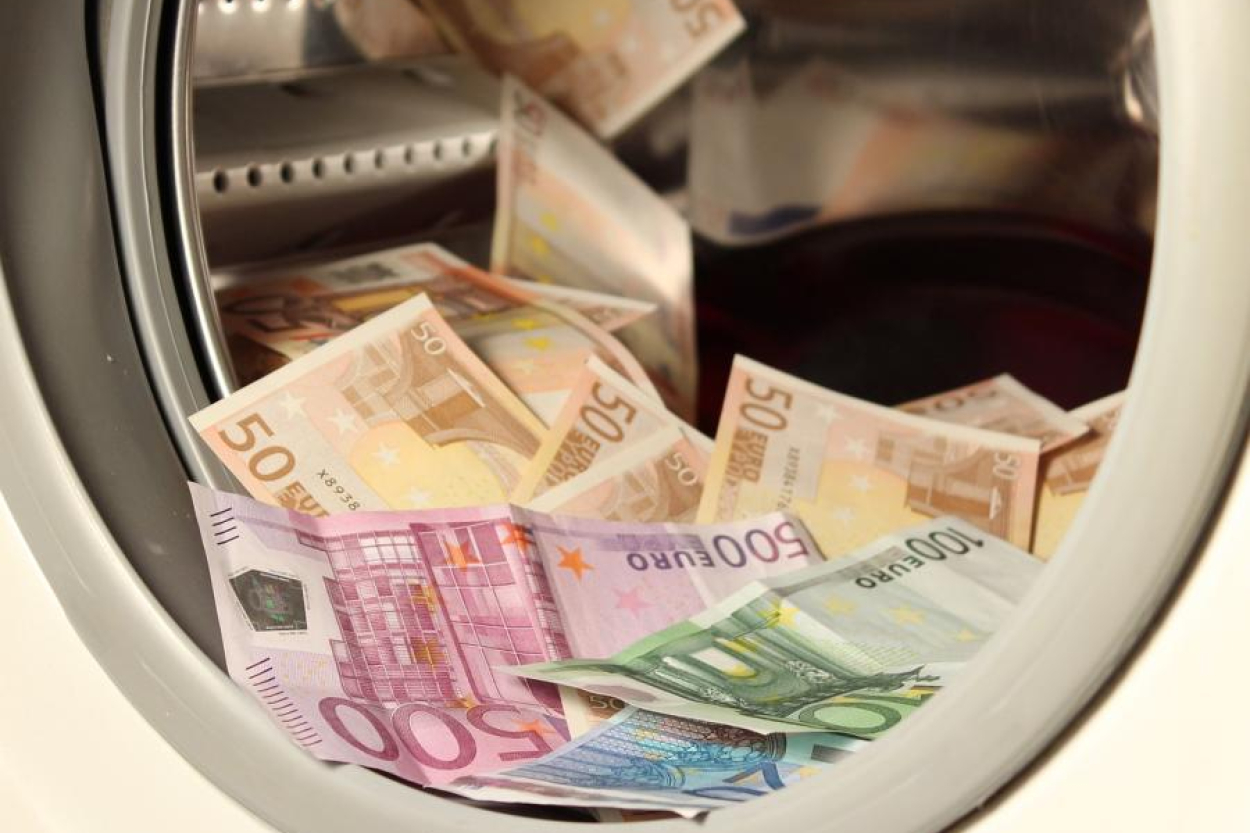Organizētu grupu tur aizdomās par 500 milj. € naudas atmazgāšanu