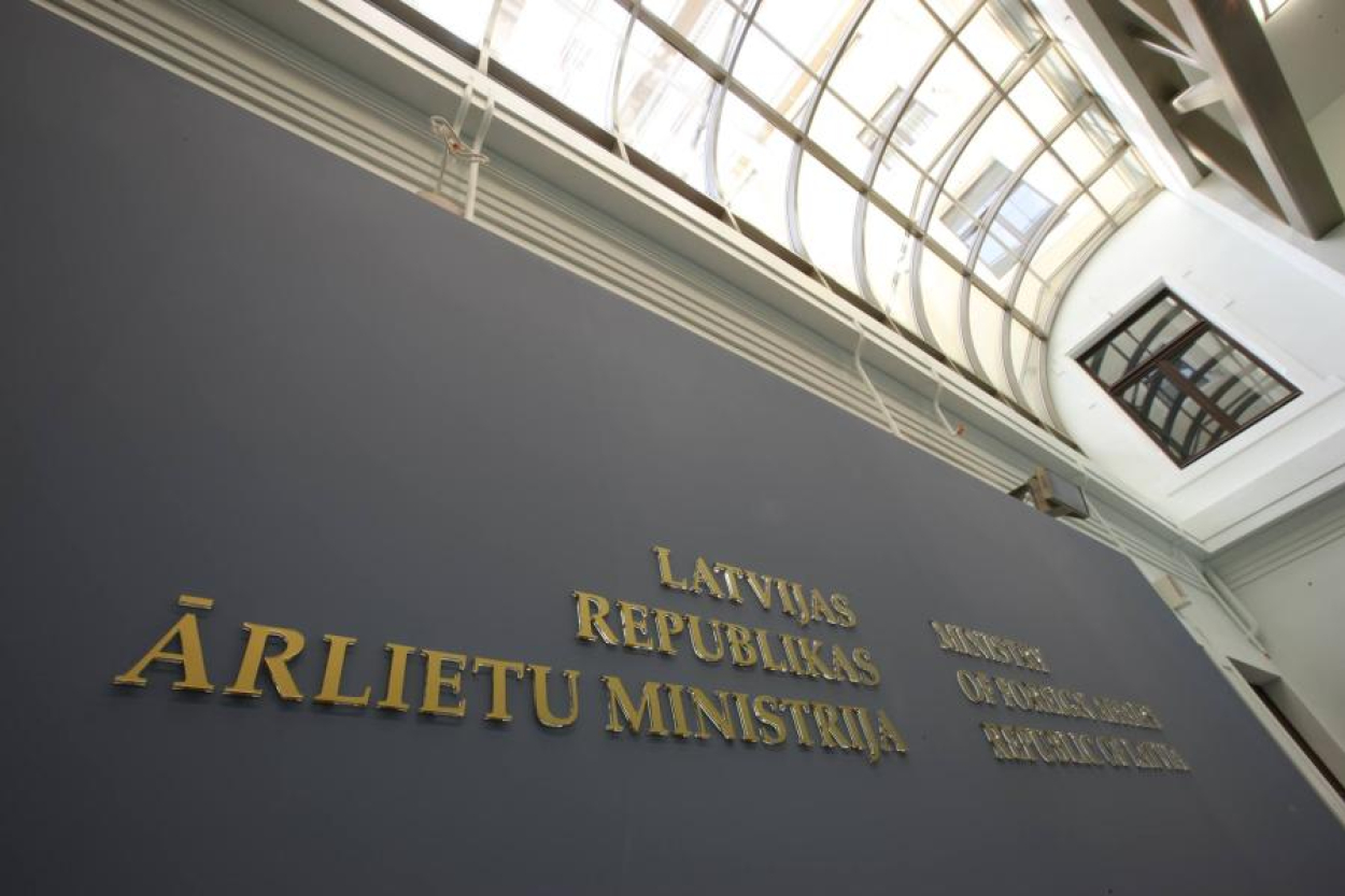 Diplomāte pirmajā instancē uzvar ĀM lietā par līdzvērtīga amata nodrošināšanu