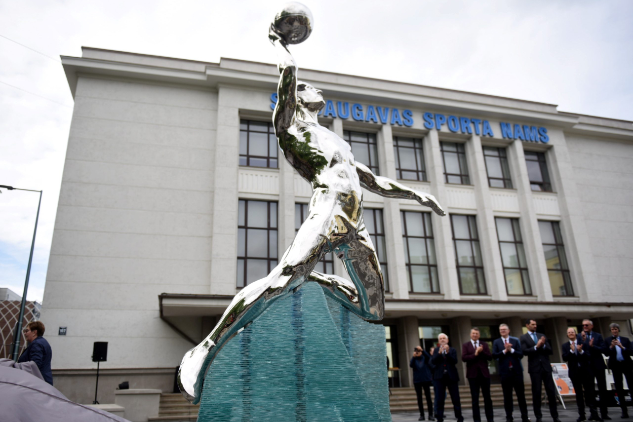 Rīgas dome pieņem dāvinājumā trenerim Baumanim veltīto pieminekli