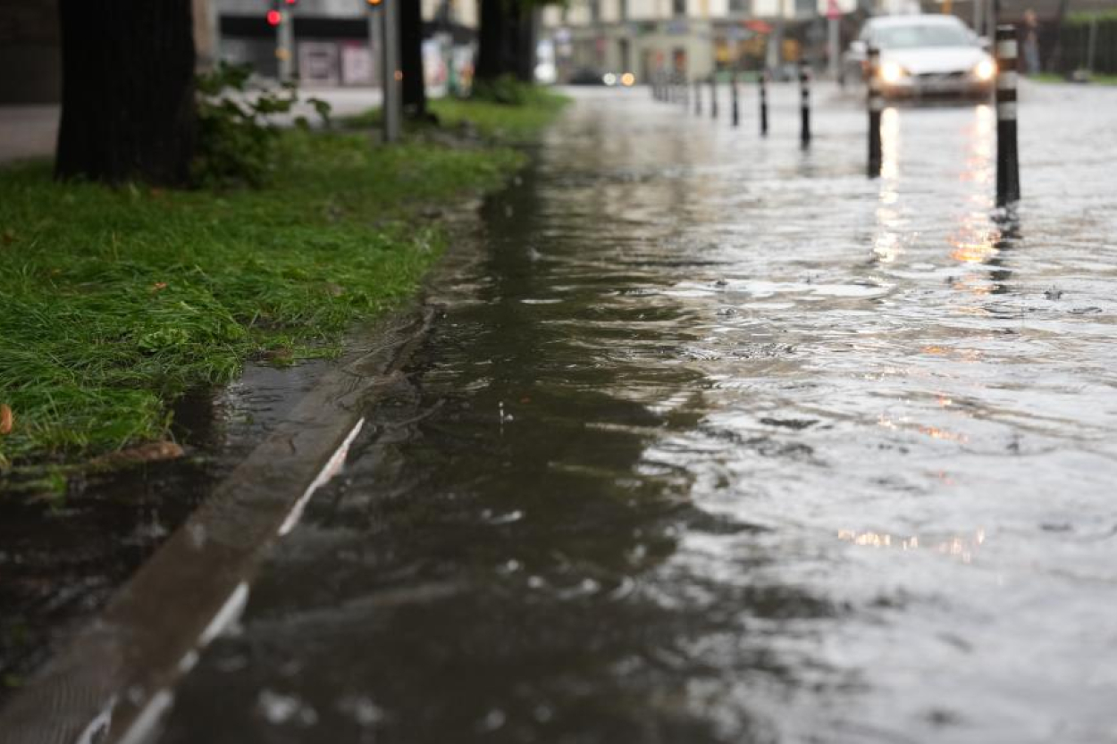 Piektdien naktī un no rīta daudzviet stipri līs, plosīsies vējš