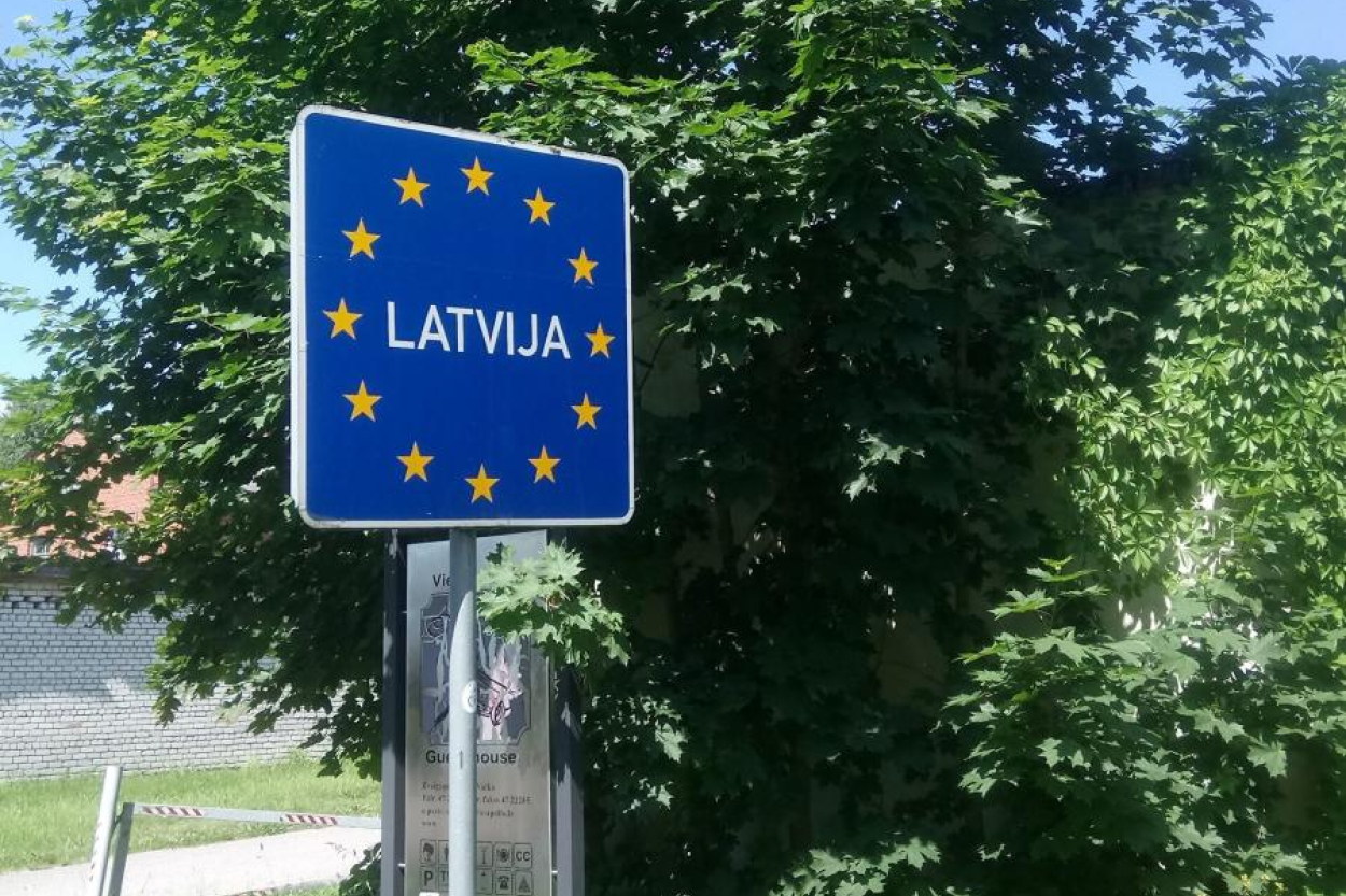Atbalsta reģistrēt transportlīdzekli e-rindā pirms ārējās sauszemes robežas