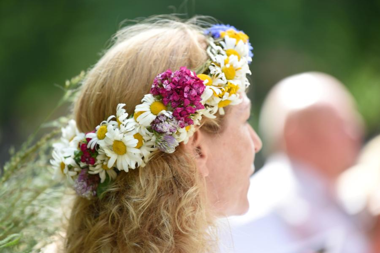 Aptauja: Vairākums Jāņu nakti pavadīs laukos