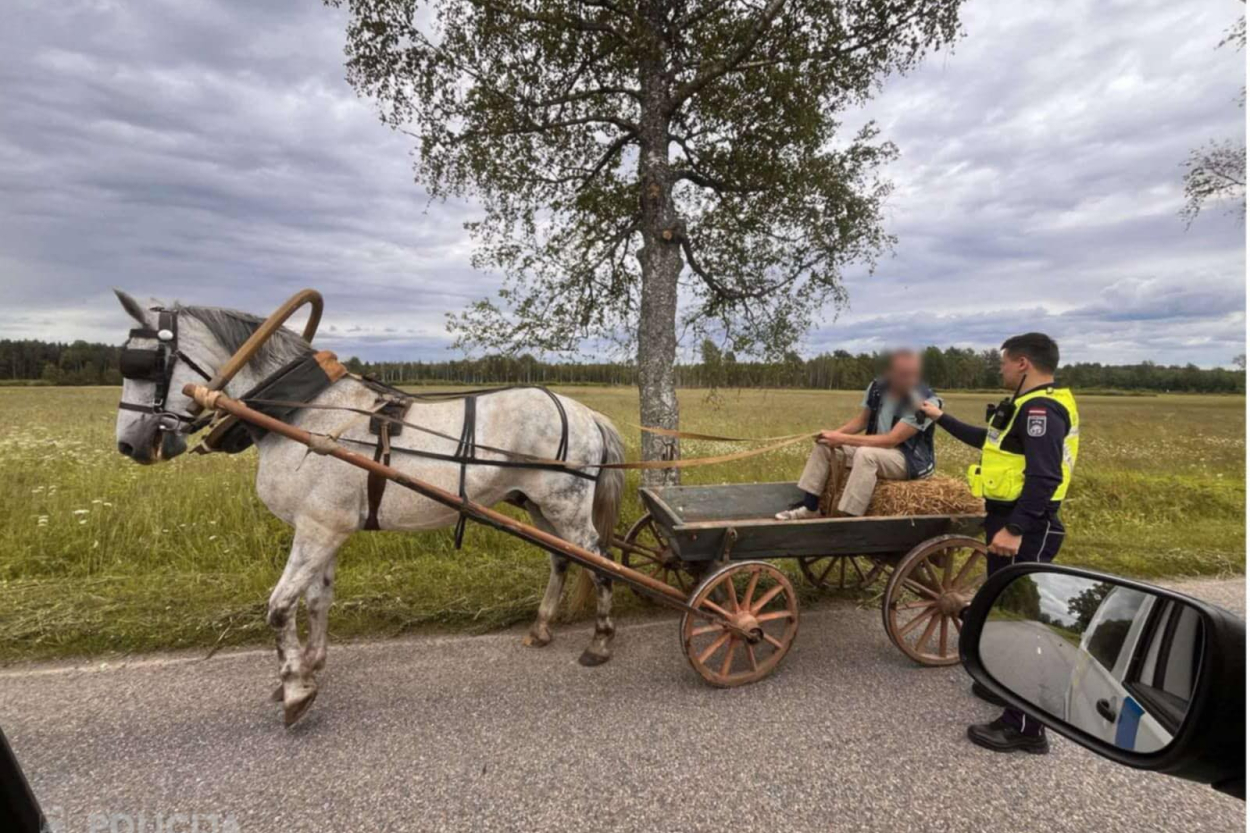 Valsts policija pārbaudīja uz alkoholu pat zirgu pajūga vadītāju