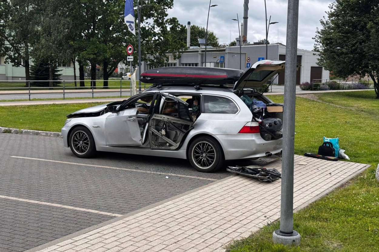 Ādažu centrā notikusi eksplozija automašīnā