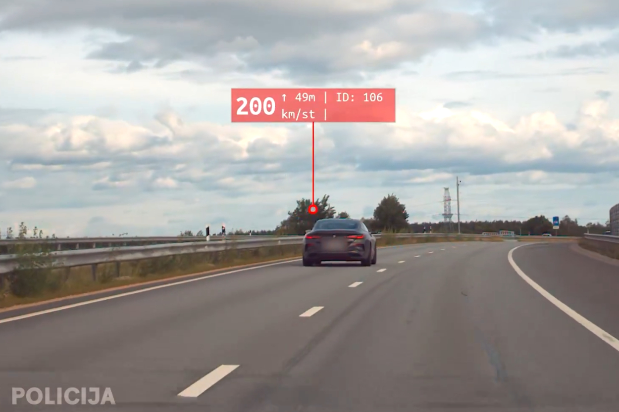 Bīstams lidojums ar auto (VIDEO)