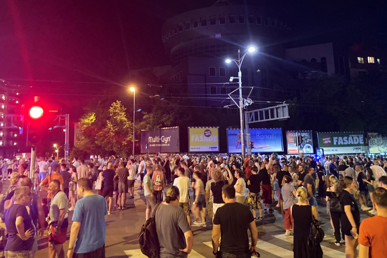 Serbijā turpinās protesti pret valdību