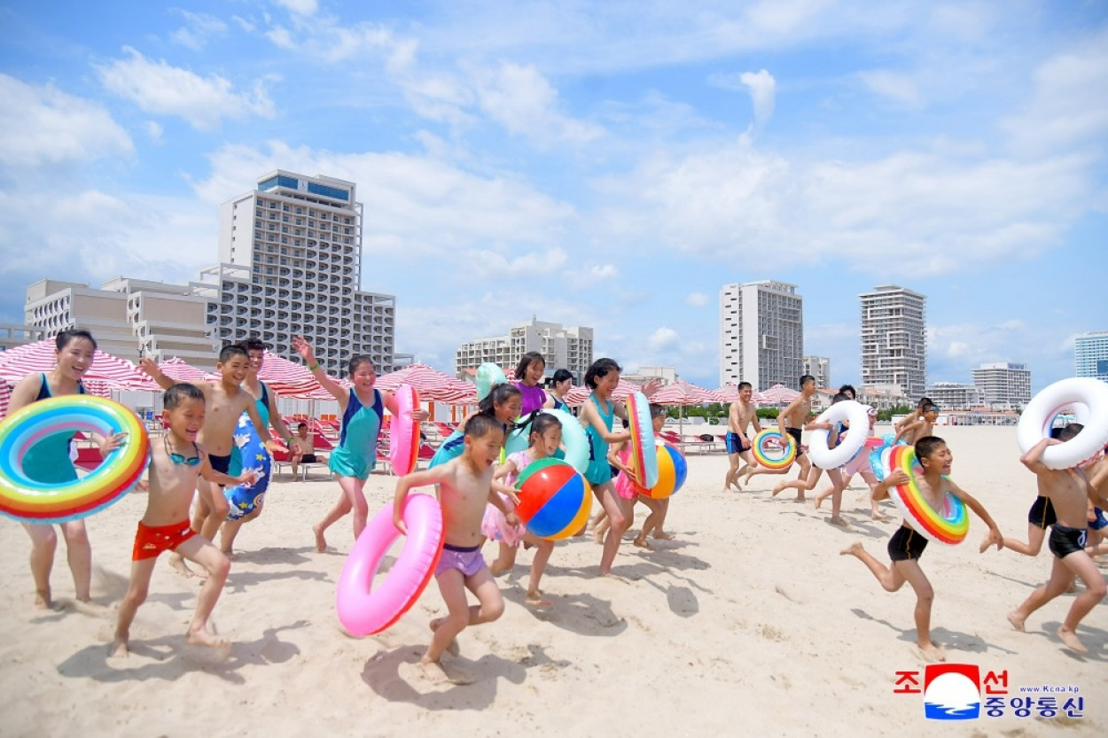 Ziemeļkoreja atklāj plašu pludmales kūrortu (+FOTO)