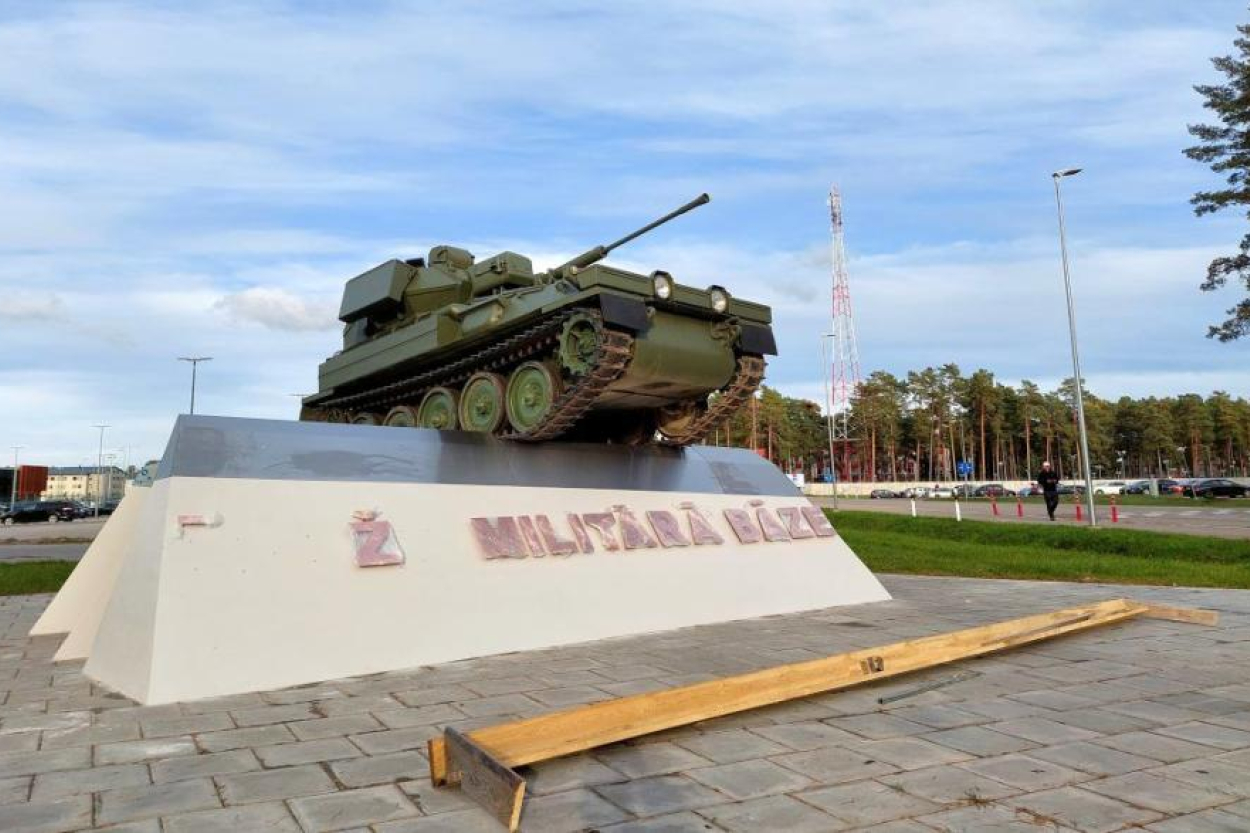 Iepretim Ādažu militārās bāzes centrālajiem vārtiem vēlas būvēt viesnīcu