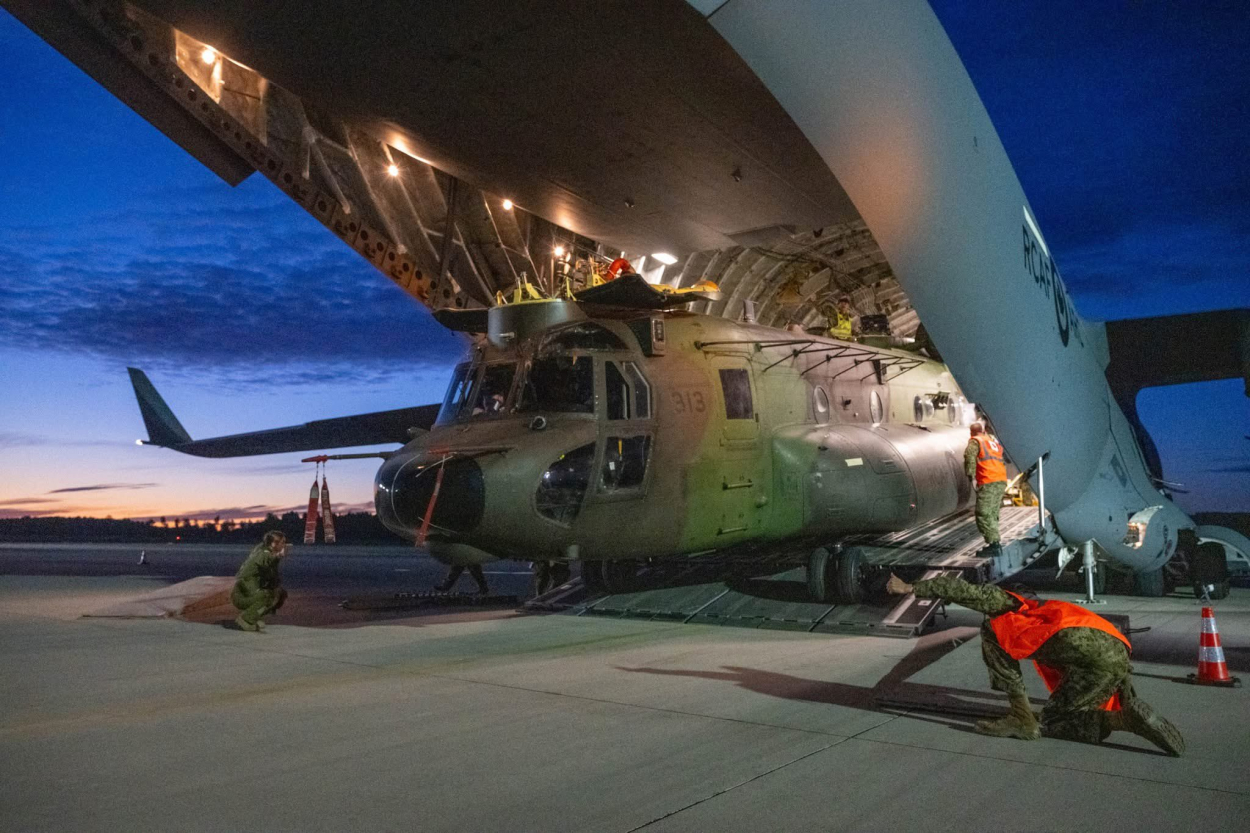 Latvijā nogādāti divi "CH-147 Chinook" helikopteri no Kanādas