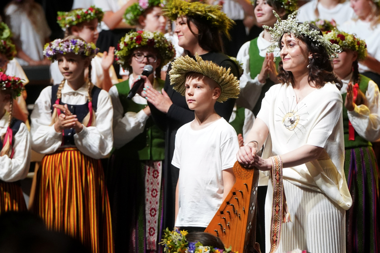 Ar folkloras kopu koncertiem turpinās Skolēnu dziesmu un deju svētki