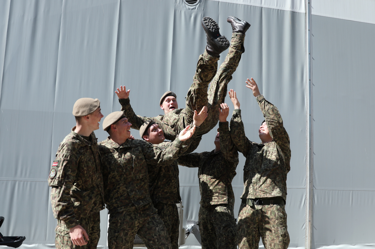 Aicina pasveicināt karavīru Latvijas armijas 106.gadadienā