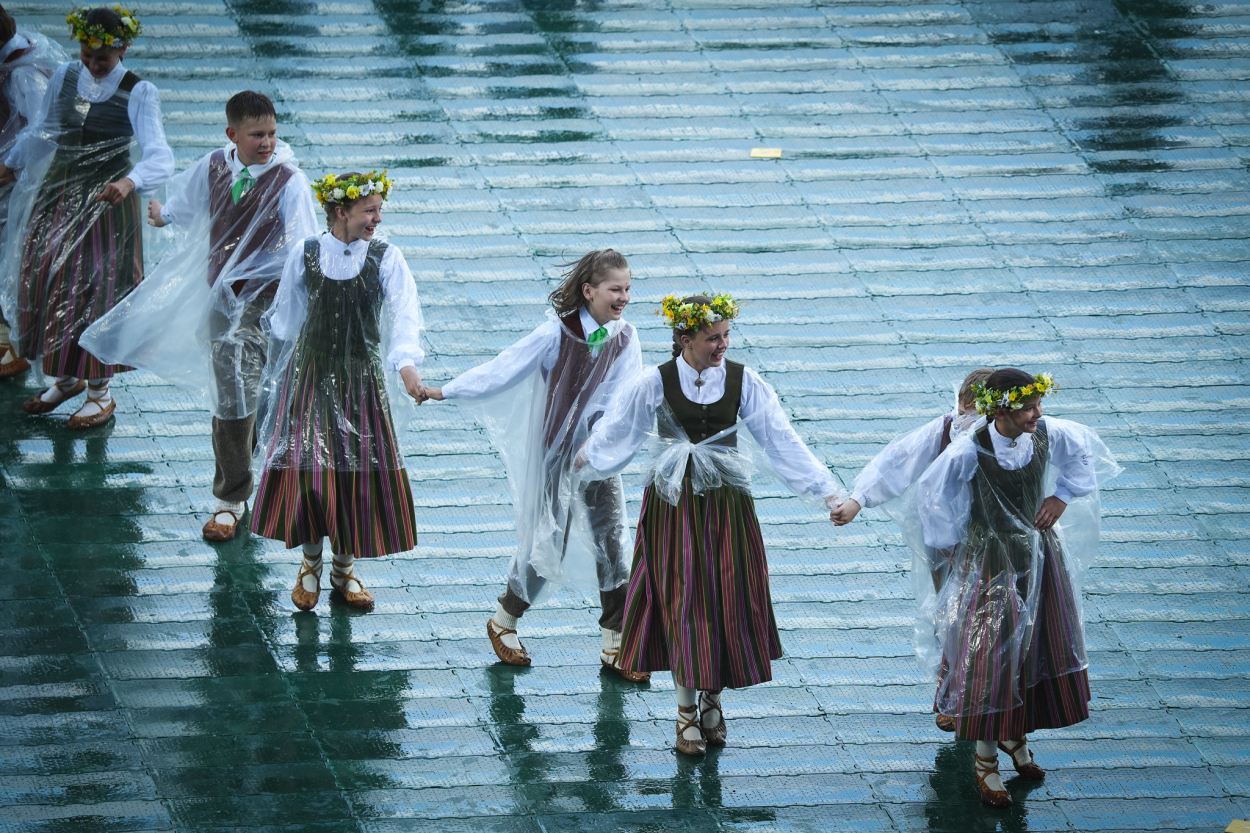 "Tehnisku iemeslu dēļ" priekšlaicīgi pabeidz svētku tautas deju lielkoncertu