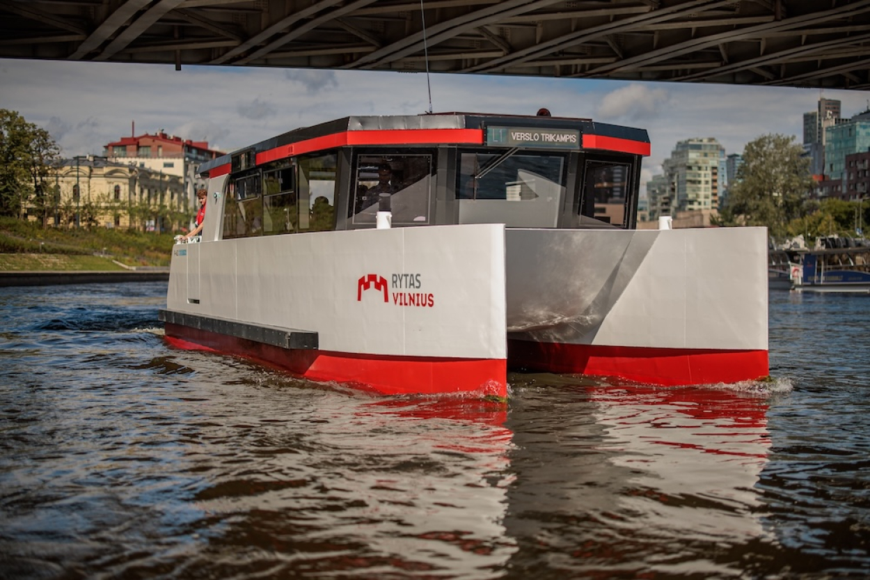 Latvijā ražotie elektriskie katamarāni kuģo pa Viļņas upēm (+VIDEO)