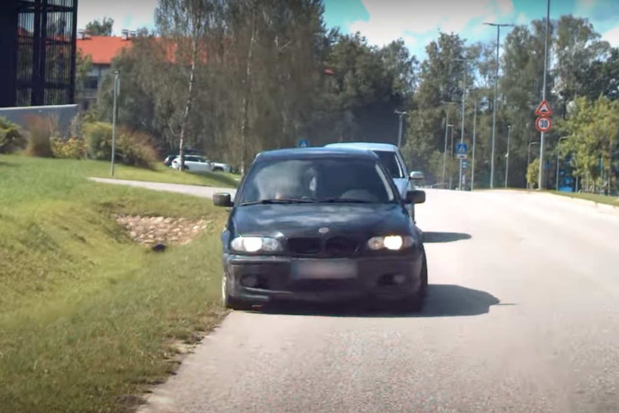 Reibumā un bez tiesībām: BMW vadītājs Cēsīs nepakļaujas policijai (+VIDEO)