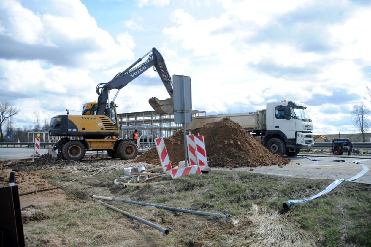 Remontdarbi turpinās 63 valsts ceļu posmos