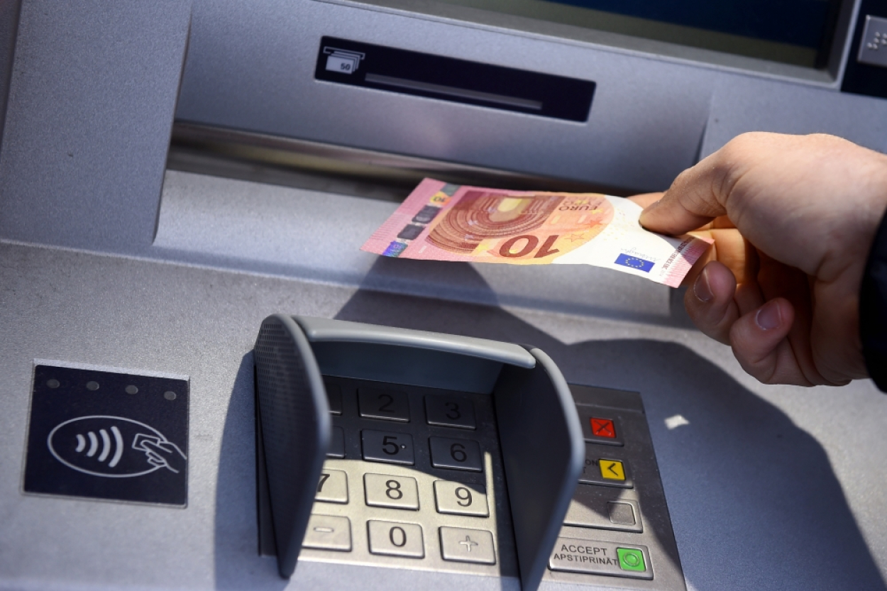 Bankas novērojušas, ka latvieši vasarā aktīvi tērē naudu (+VIDEO)