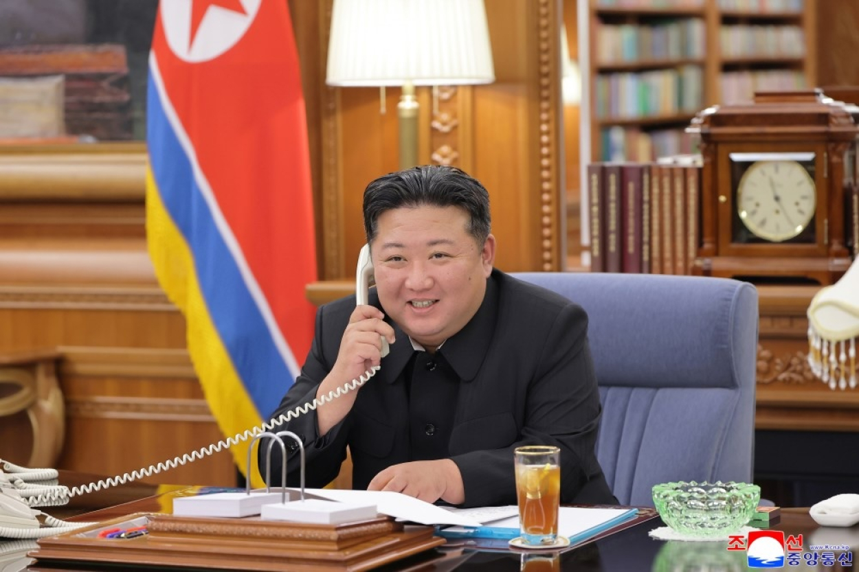 Putins un Kims telefonsarunā sola stiprināt saites