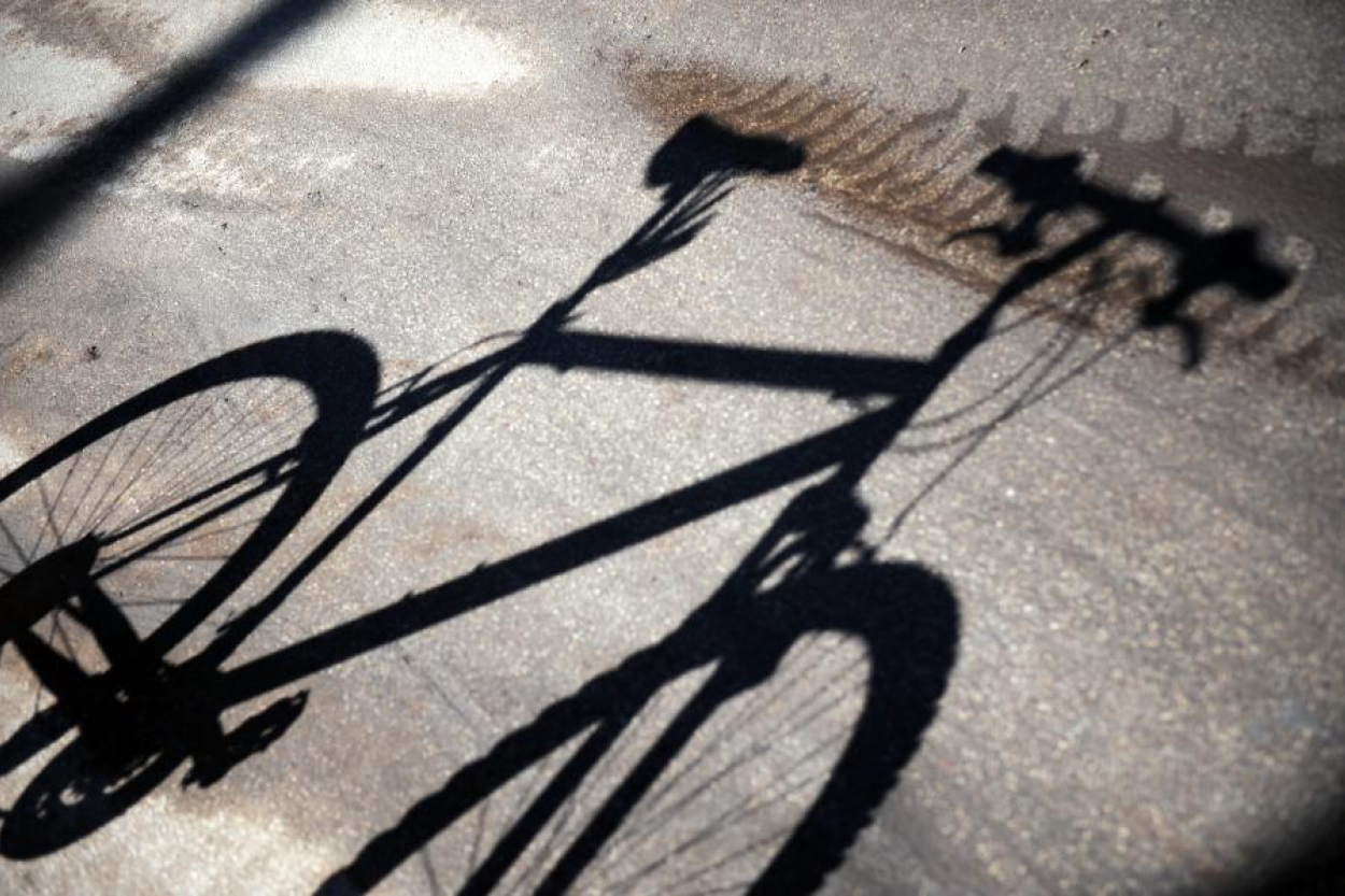 Carnikavā ietriecies stabā un gājis bojā velosipēdists
