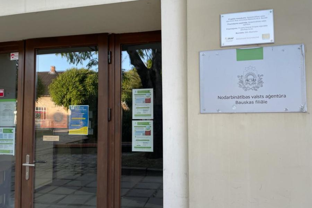 Ekonomisti: Nodarbinātība arī turpmāk nevajadzētu samazināties